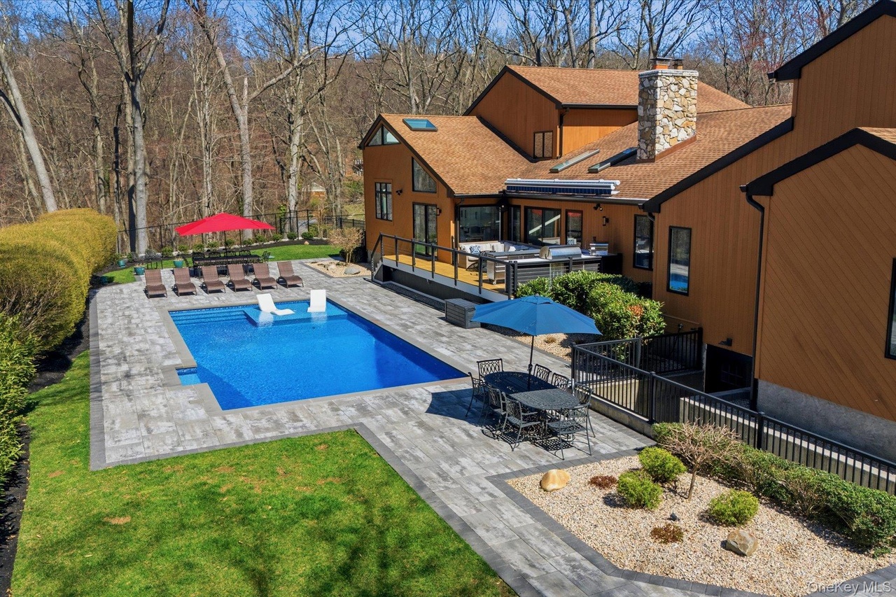 Photo 3 of 9 Watercrest Court, Saint James, NY 11780