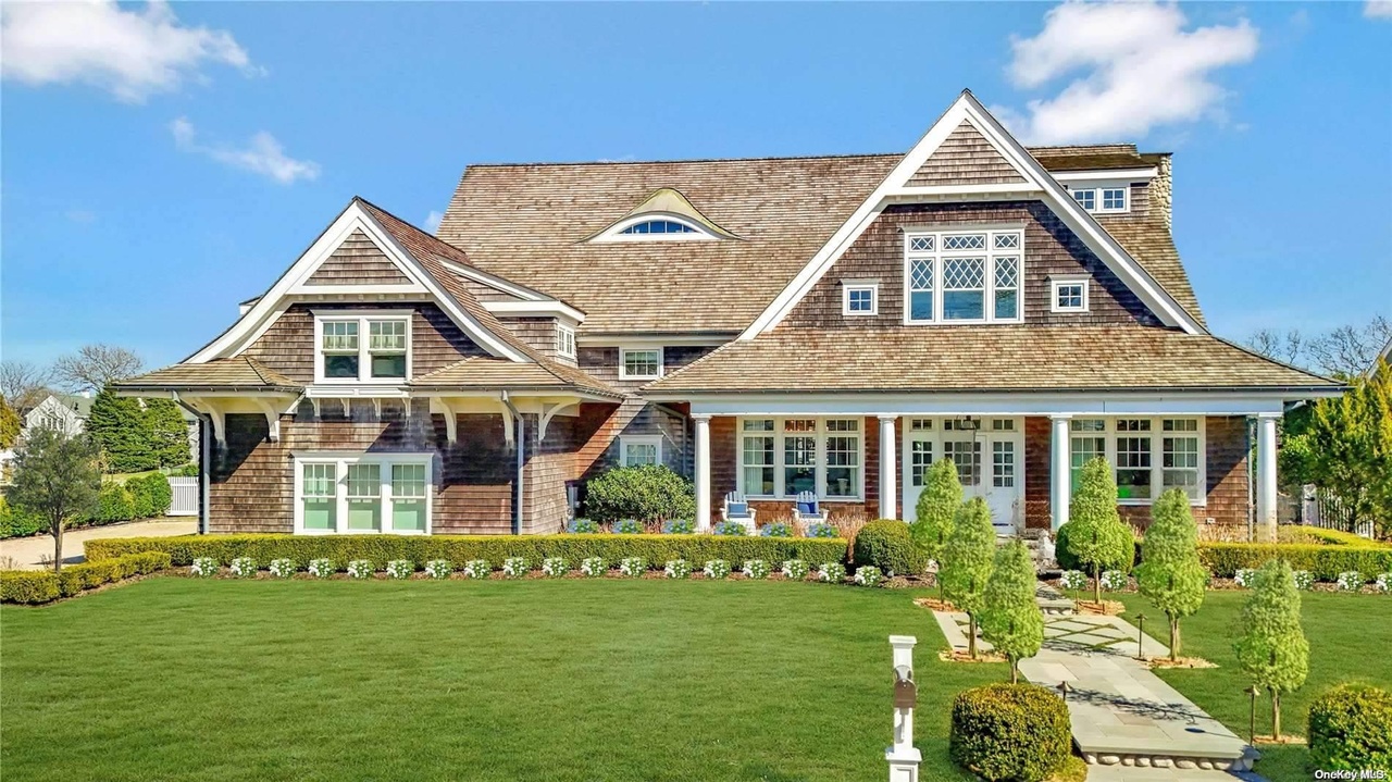 11 Davison Lane West, West Islip, NY