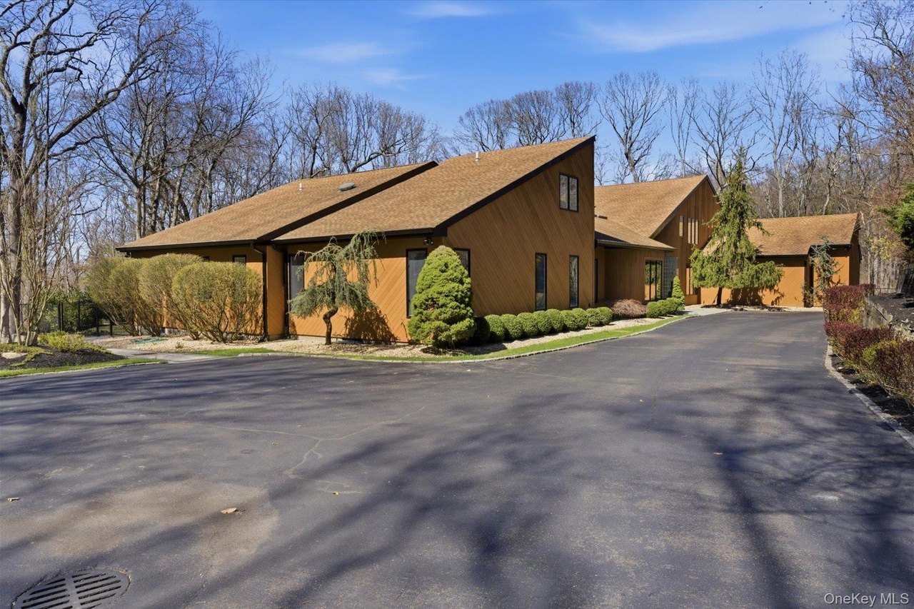 Photo 4 of 9 Watercrest Court, Saint James, NY 11780