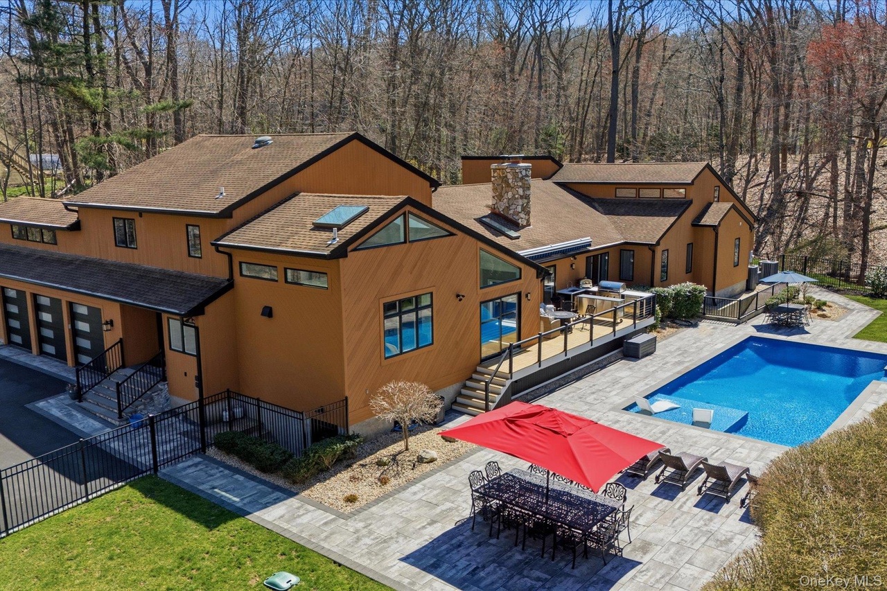 9 Watercrest Court, Saint James, NY