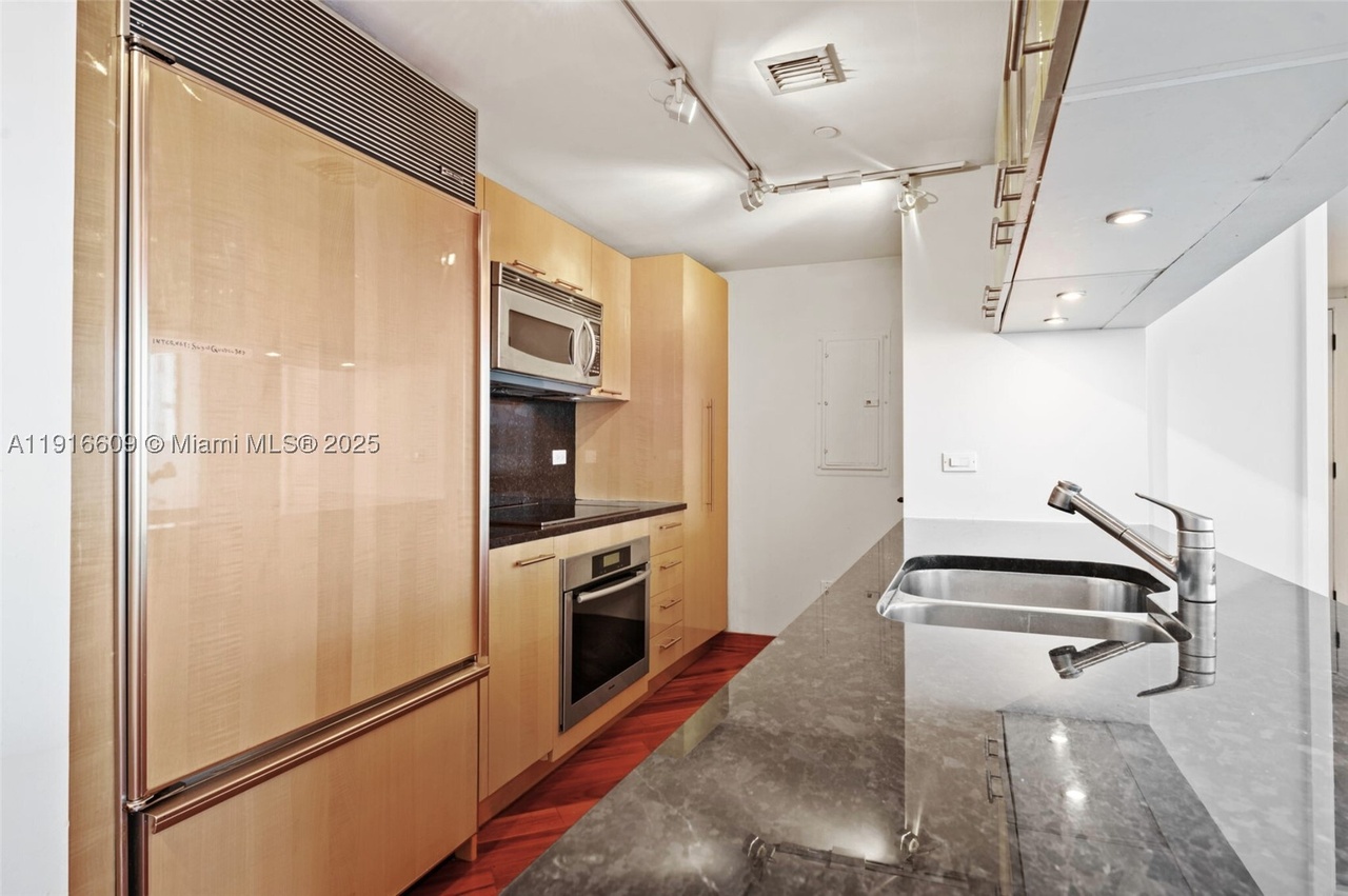Photo 8 of 6801 Collins Avenue, unit ph06, Miami Beach, FL 33141