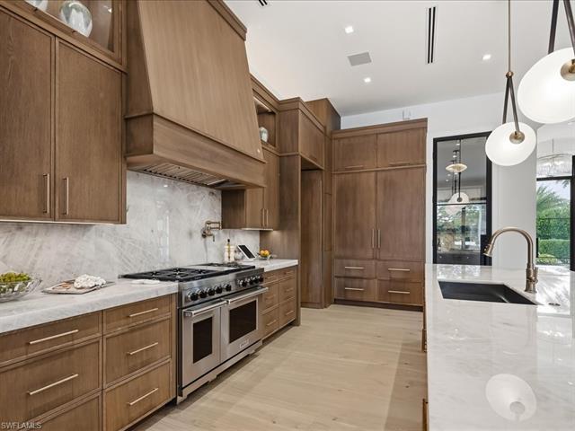 Photo 11 of 117 West St, Naples, FL 34108