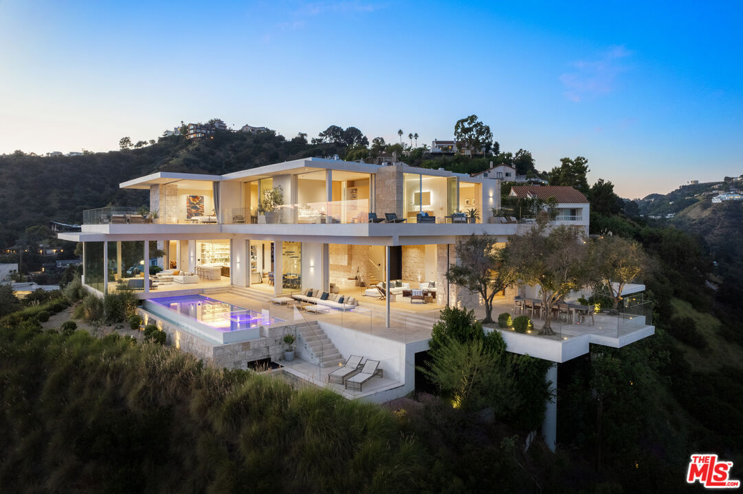 8201 Bellgave Place, Los Angeles, CA