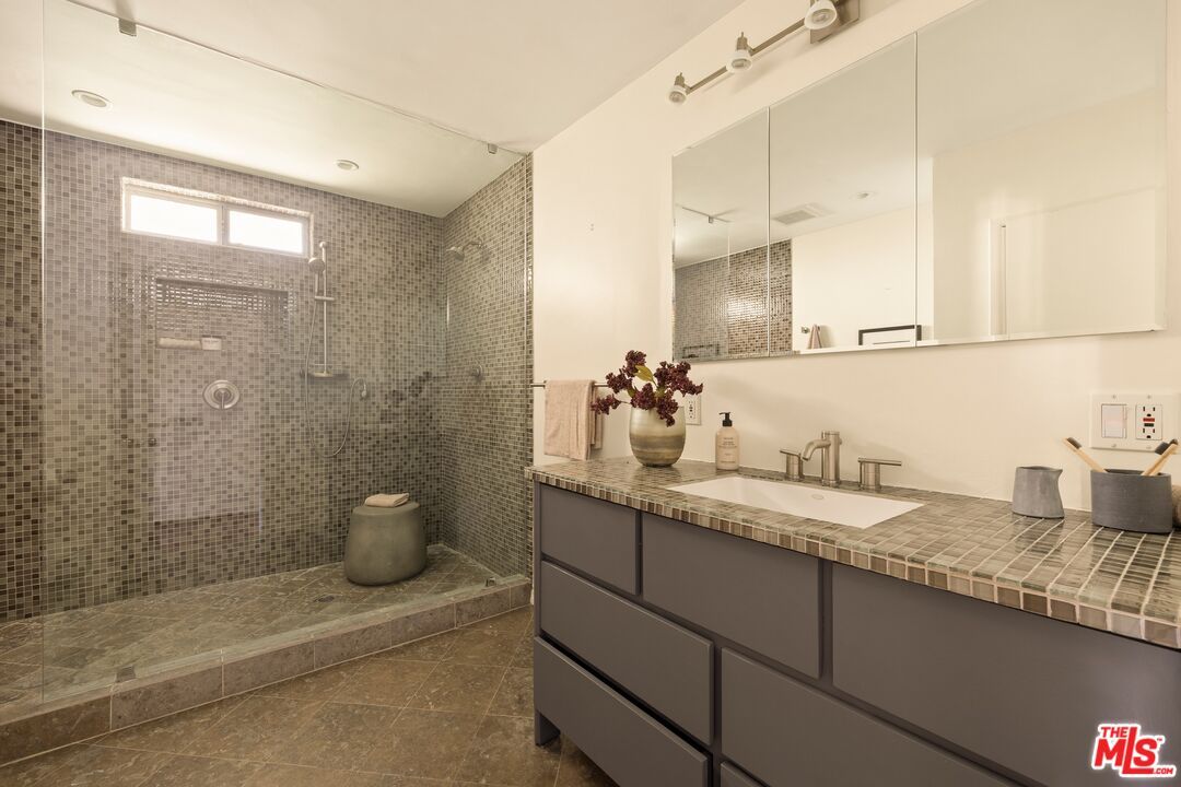 Photo 19 of 6350 Bryn Mawr Dr, Los Angeles, CA 90068