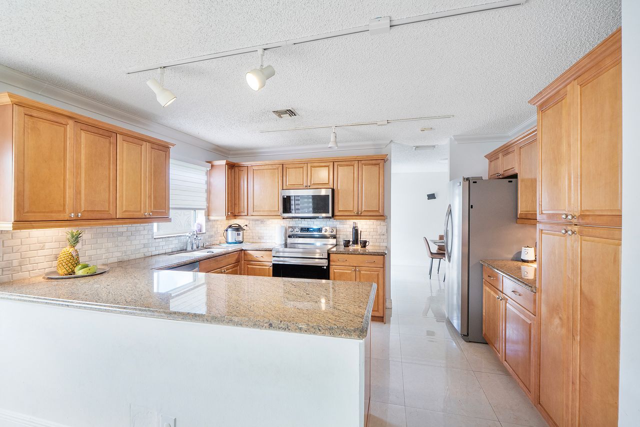 Photo 2 of 9602 Northwest 8th Circle, Plantation, FL 33324