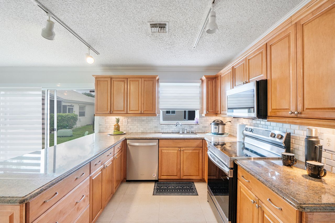 Photo 5 of 9602 Northwest 8th Circle, Plantation, FL 33324