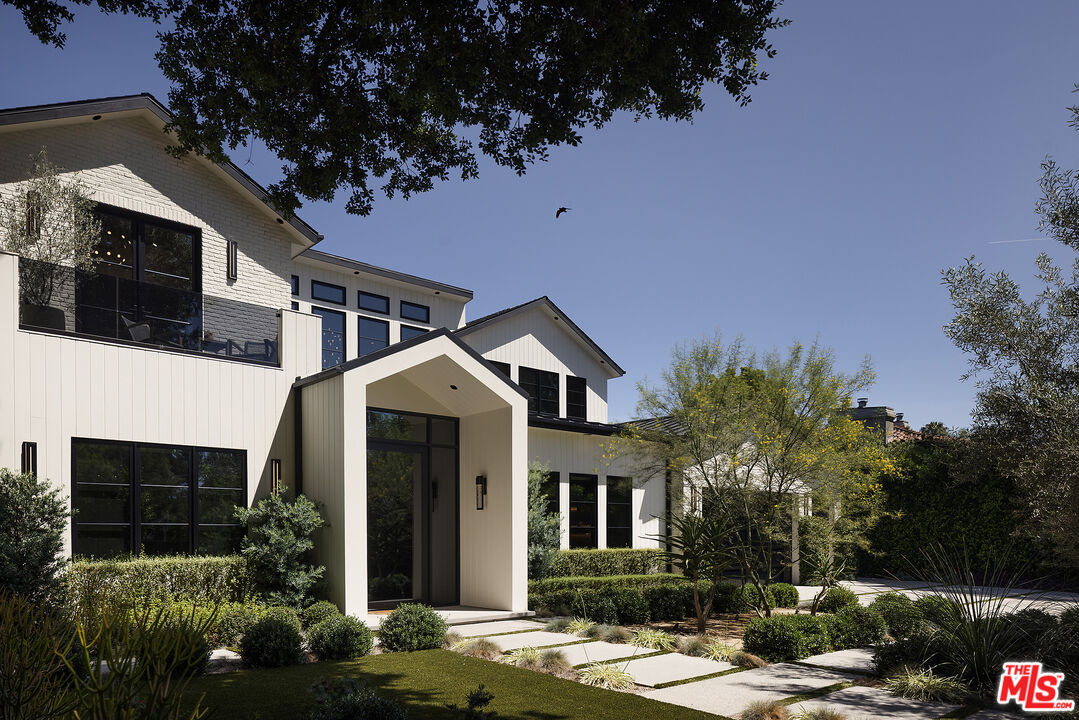 13907 Chandler Boulevard, Los Angeles, CA