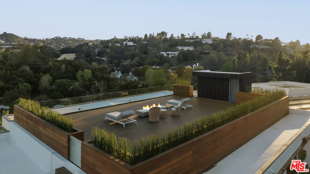 Photo 4 of 15834 High Knoll Rd, Encino, CA 91436