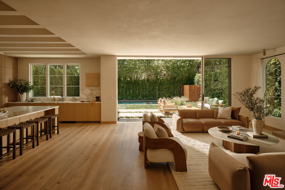 Photo 4 of 411 N Bowling Green Way, Los Angeles, CA 90049
