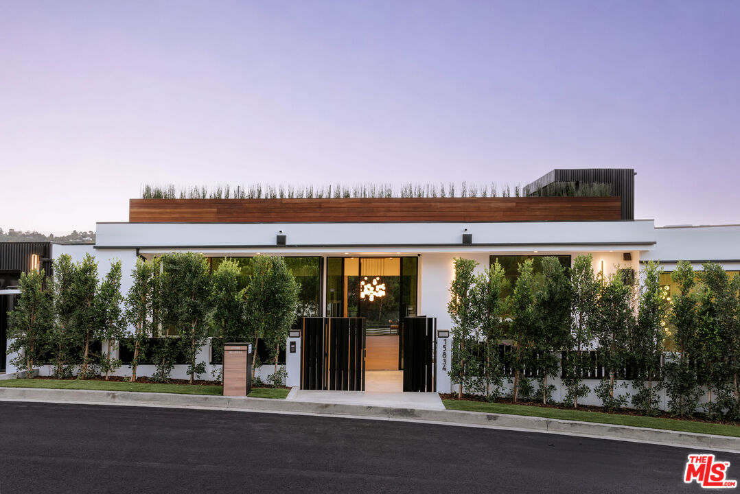 Photo 2 of 15834 High Knoll Rd, Encino, CA 91436