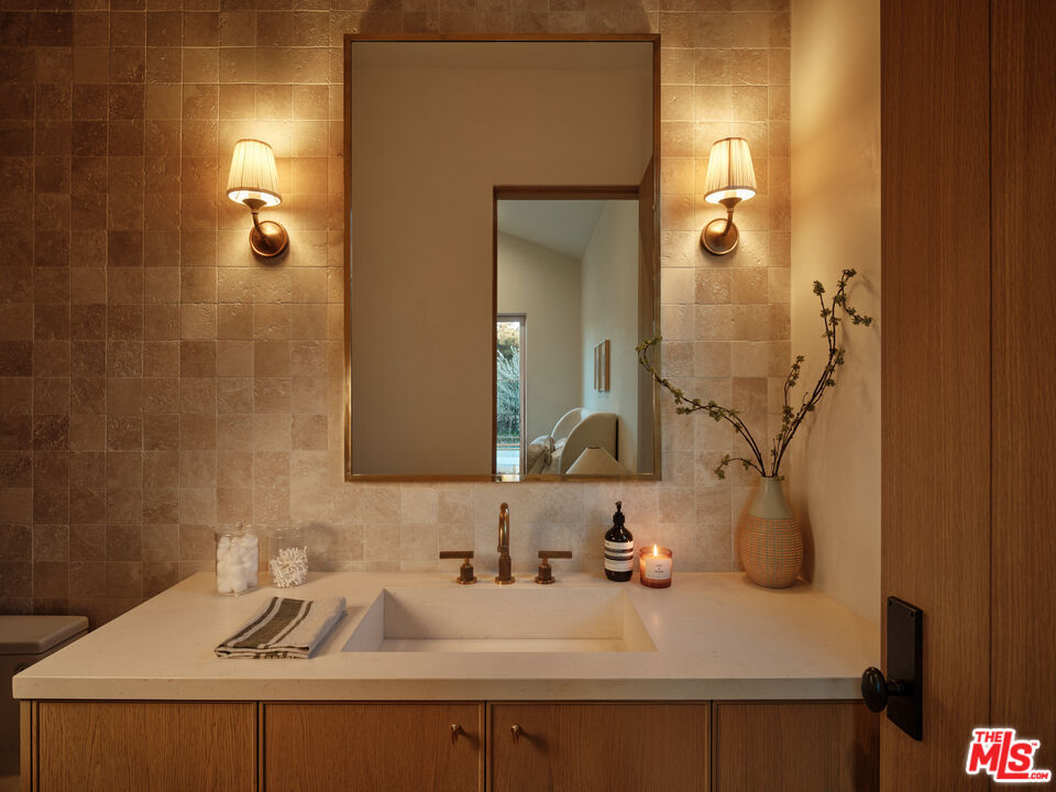 Photo 18 of 411 N Bowling Green Way, Los Angeles, CA 90049