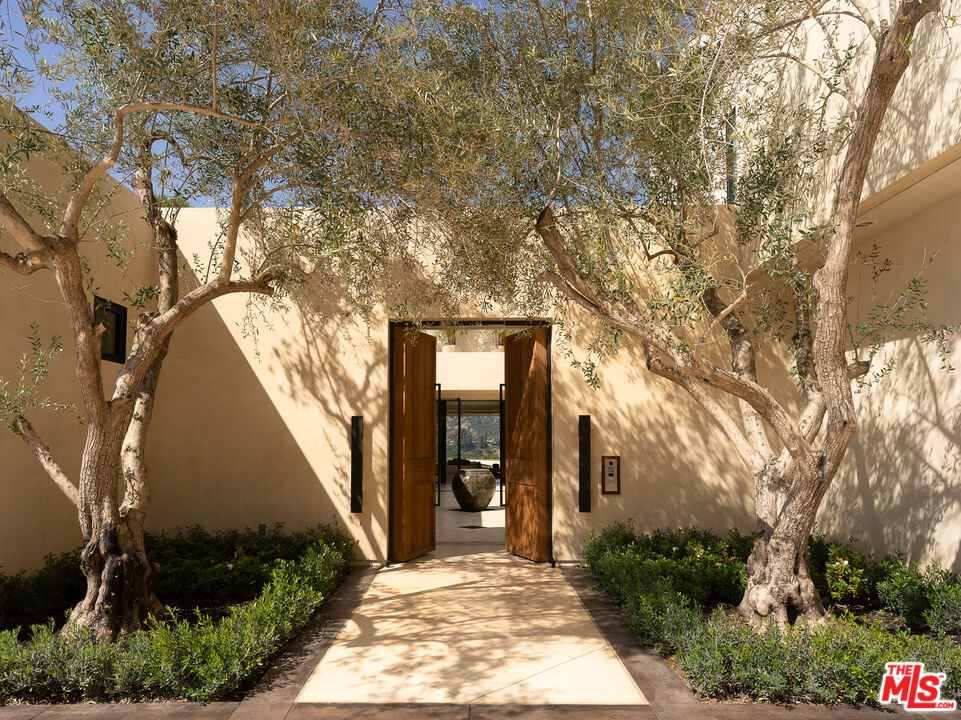 Photo 4 of 2700 Woodstock Rd, Los Angeles, CA 90046