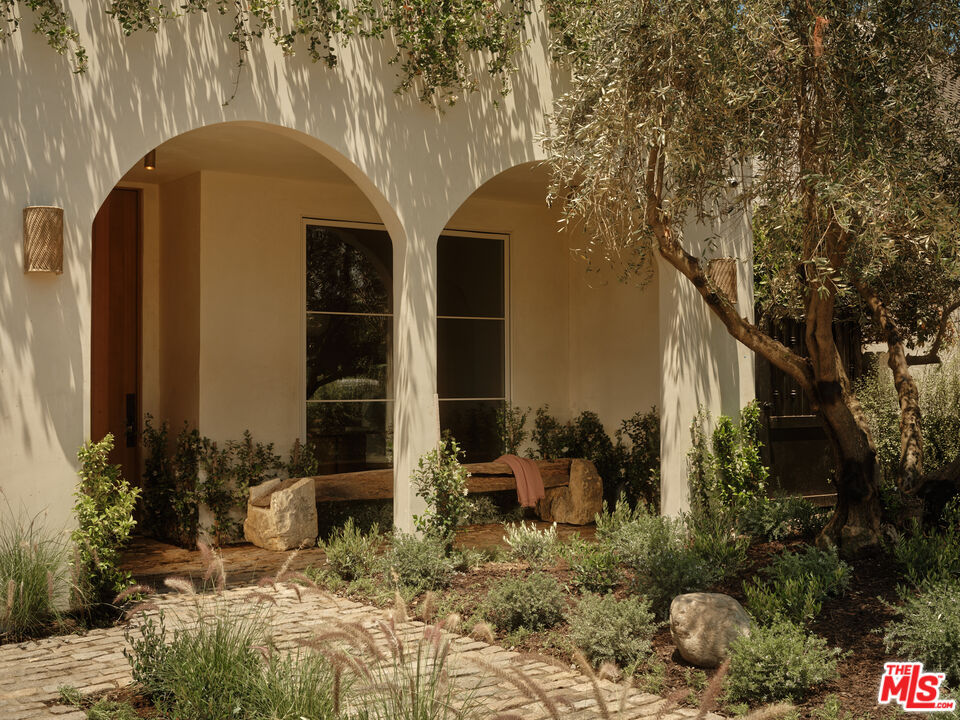 Photo 2 of 411 N Bowling Green Way, Los Angeles, CA 90049