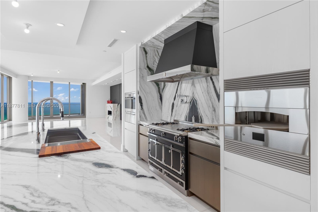 Photo 11 of 17975 Collins Avenue, N-1802, Sunny Isles Beach, FL 33160