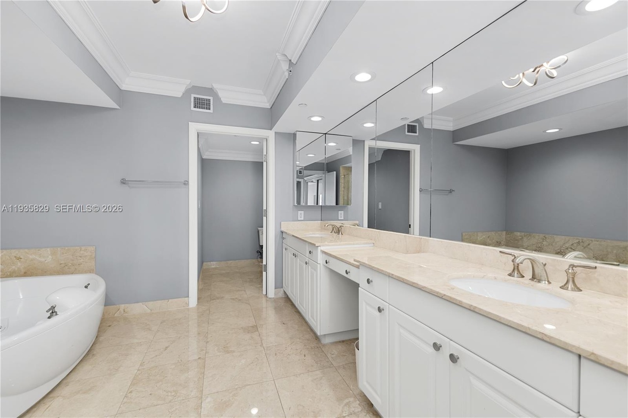 Photo 4 of 20201 East Country Club Drive, #2506, Aventura, FL 33180