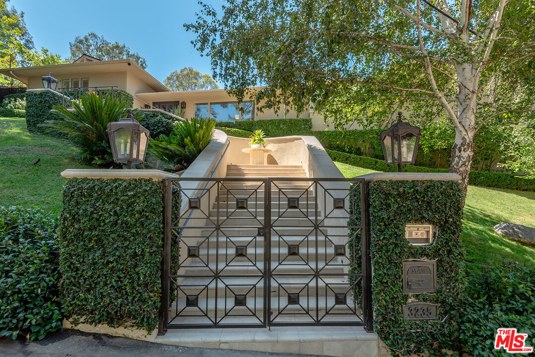 3235 Oakdell Ln, Studio City, CA