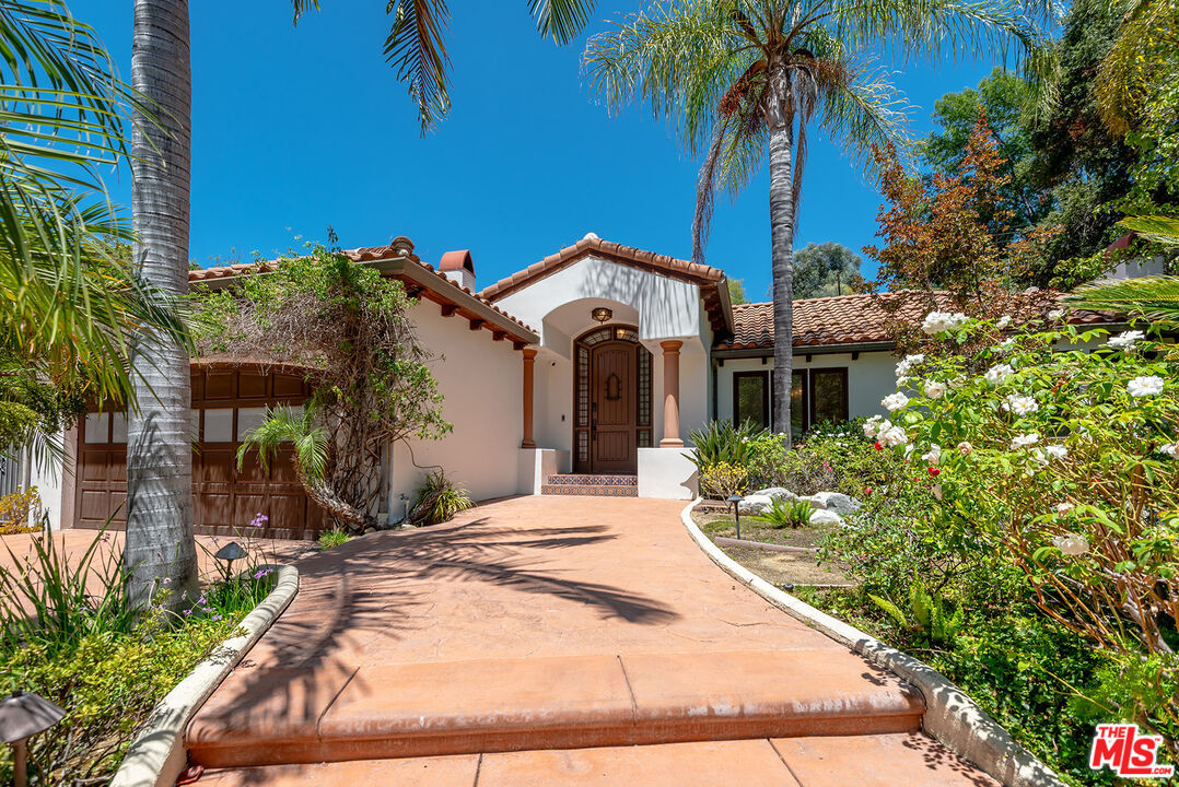 Photo 3 of 4050 Hayvenhurst Drive, Encino, CA 91436