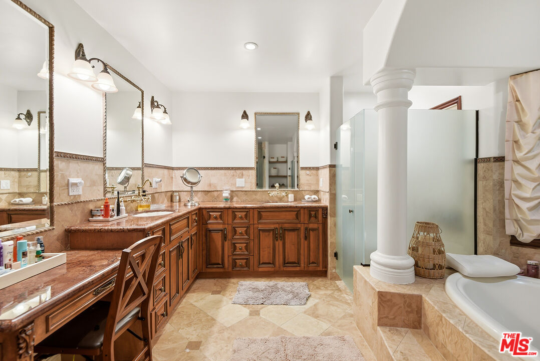 Photo 17 of 4050 Hayvenhurst Drive, Encino, CA 91436