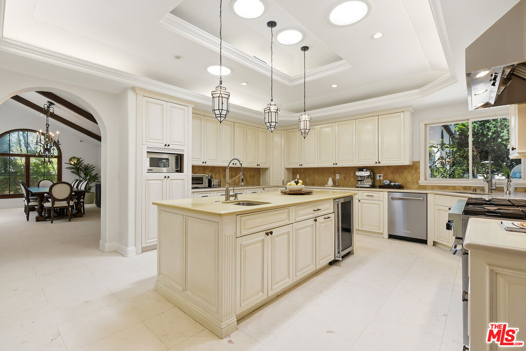 Photo 9 of 4050 Hayvenhurst Drive, Encino, CA 91436